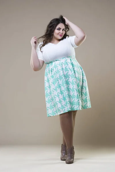 Plus size mode modell i casual kläder, fet kvinna på studio bakgrund, övervikt kvinnliga kroppen — Stockfoto