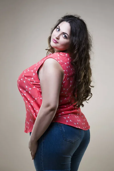 Modelo de moda de talla grande en ropa casual, mujer gorda en el fondo del estudio, cuerpo femenino con sobrepeso — Foto de Stock