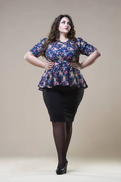 Plus size mode modell i casual kläder, fet kvinna på studio bakgrund, övervikt kvinnliga kroppen — Stockfoto
