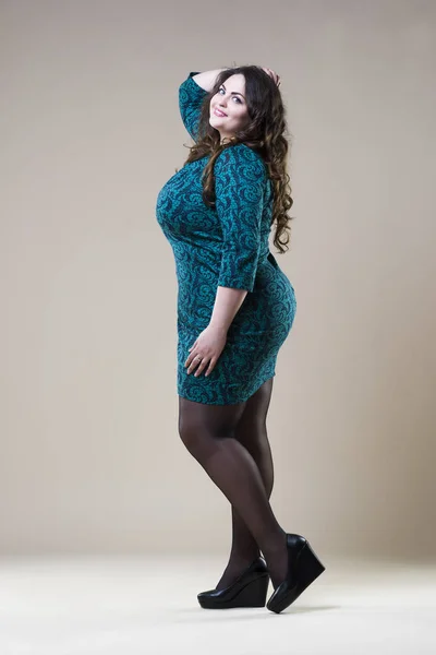 Plus size mode modell i casual kläder, fet kvinna på studio bakgrund, övervikt kvinnliga kroppen — Stockfoto