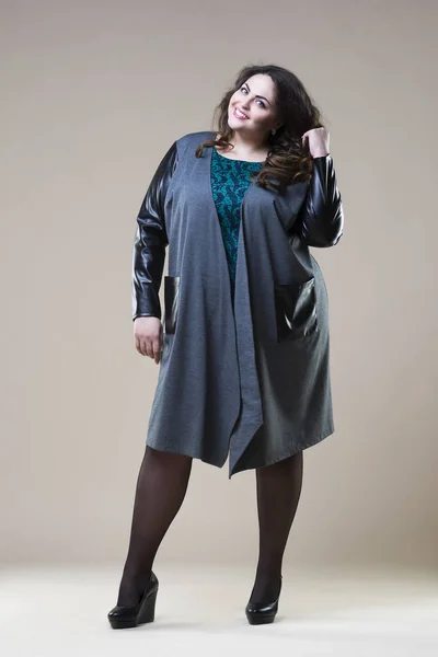 Plus size mode modell i casual kläder, fet kvinna på studio bakgrund, övervikt kvinnliga kroppen — Stockfoto