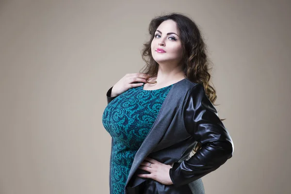 Plus-Size-Modell in lässiger Kleidung, dicke Frau auf Studiohintergrund, übergewichtiger weiblicher Körper — Stockfoto