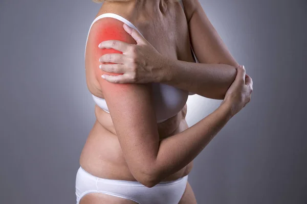Bolest v rameni, ošetřování ženských rukou, bolest v těle ženy — Stock fotografie