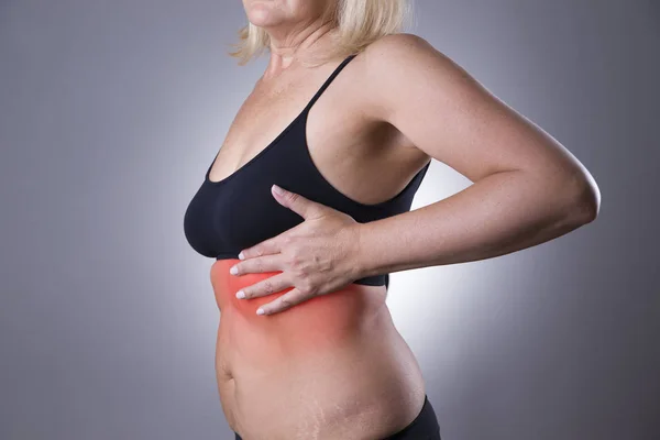 Brusttest, Frau untersucht ihre Brüste auf Krebs, Herzinfarkt — Stockfoto