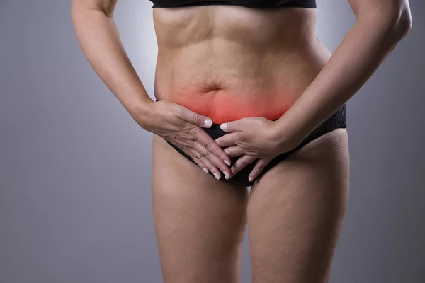 Frau mit Menstruationsschmerzen, Endometriose oder Blasenentzündung, Bauchschmerzen — Stockfoto