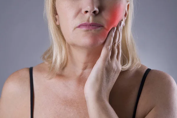 Mulher idosa com dor de dente, dor de dentes close-up — Fotografia de Stock