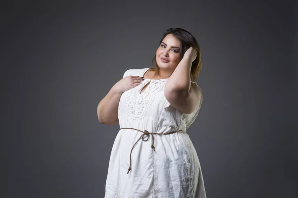 Plus-Size-Modell in lässiger Kleidung, dicke Frau auf grauem Hintergrund, übergewichtiger weiblicher Körper — Stockfoto