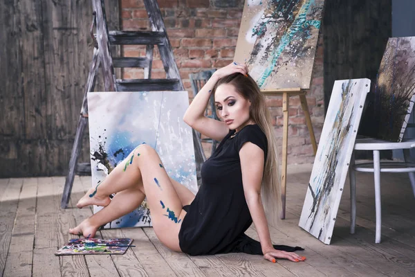 Young female artist painting abstract picture in studio, beautiful sexy woman portrait — Stock Photo, Image