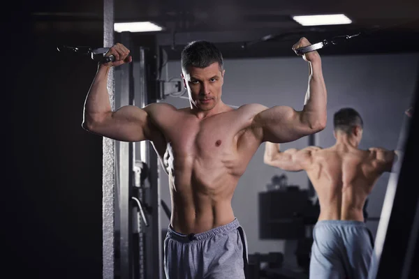 Entrenamiento de levantador de pesas en el entrenador en el gimnasio, cuerpo masculino muscular perfecto —  Fotos de Stock