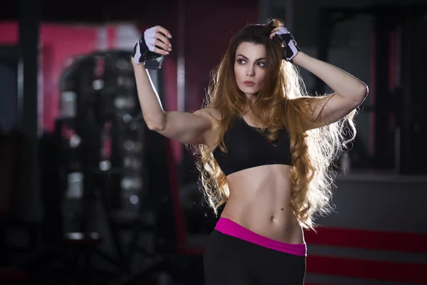 Joven chica sexy fitness haciendo selfie en el gimnasio, mujer con un cuerpo muscular perfecto — Foto de Stock