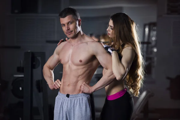 Mladý sexy atletický muž a žena po fitness cvičení, dokonalé svalnaté tělo — Stock fotografie