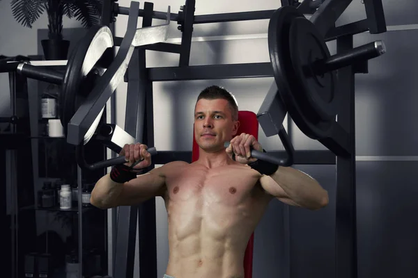 Entrenamiento de levantador de pesas en el entrenador en el gimnasio, cuerpo masculino muscular perfecto —  Fotos de Stock