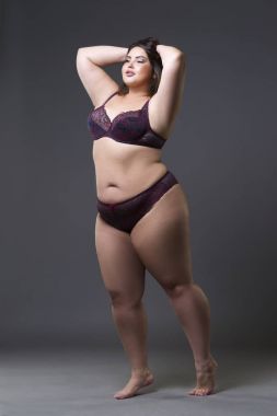 Boyutu moda model iç çamaşırı, gri arka plan üzerinde genç şişman kadın kilolu kadın bedeni