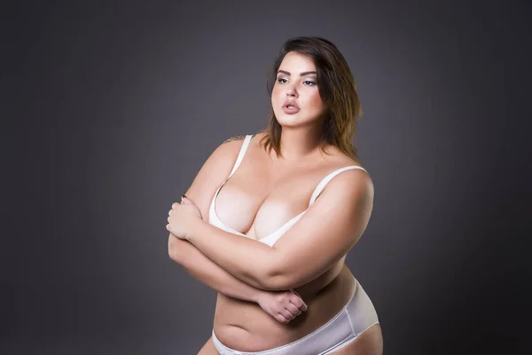 Plus size mode modell i underkläder, unga fet kvinna på grå bakgrund, övervikt kvinnliga kroppen — Stockfoto