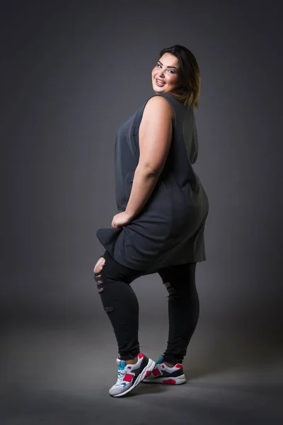 Счастливый плюс размер модели в повседневной одежде, толстая женщина на сером фоне, избыточный вес женского тела — стоковое фото