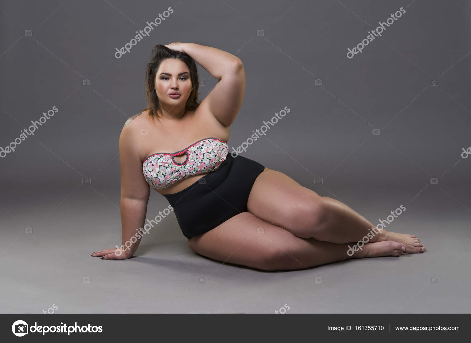 Plus size modelo sexy e feliz em bodysuit branco posando no cubo, mulher  gorda, isolado fotos, imagens de © romanchazov27 #536041262