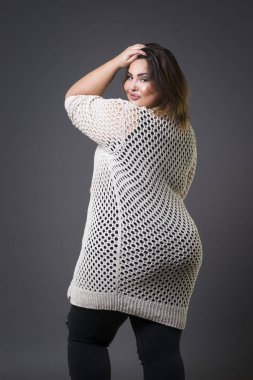 Artı boyutu moda model içinde rahat kıyafetler, gri arka plan üzerinde şişman kadın kilolu kadın bedeni