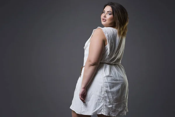 Модель plus size в повседневной одежде, толстая женщина на заднем плане, избыточный вес женского тела — стоковое фото