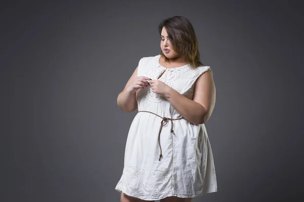 Modelo de moda de talla grande en ropa casual, mujer gorda sobre fondo gris, cuerpo femenino con sobrepeso — Foto de Stock