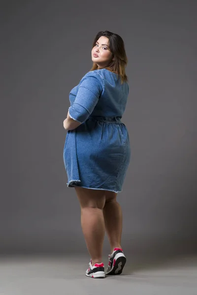 Plus koko muoti malli rento farkut vaatteet, lihava nainen harmaalla pohjalla, ylipainoinen naisen kehon — kuvapankkivalokuva