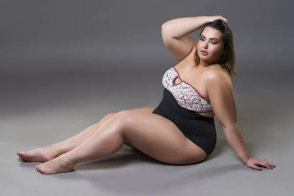Além de modelo de moda tamanho em maiô sexy, jovem mulher gorda em fundo cinza, corpo feminino com sobrepeso — Fotografia de Stock