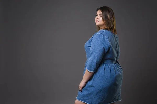 Além de modelo de moda tamanho em roupas de jeans casuais, mulher gorda em fundo cinza, corpo feminino com sobrepeso — Fotografia de Stock