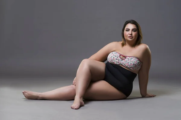 Além de modelo de moda tamanho em maiô sexy, jovem mulher gorda em fundo cinza, corpo feminino com sobrepeso — Fotografia de Stock