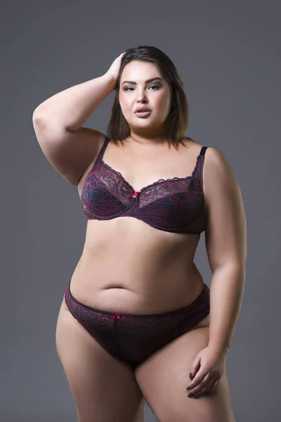 Modelo de moda de talla grande en ropa interior, mujer gorda joven sobre fondo gris, cuerpo femenino con sobrepeso —  Fotos de Stock