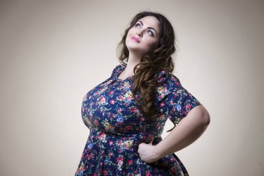Artı boyutu moda model içinde rahat kıyafetler, bej renkli arka plan üzerinde şişman kadın kilolu kadın bedeni