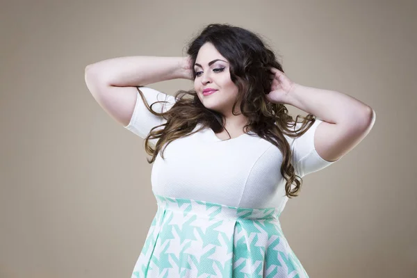 Feliz modelo de moda de talla grande en ropa casual, mujer gorda sobre fondo beige, cuerpo femenino con sobrepeso —  Fotos de Stock