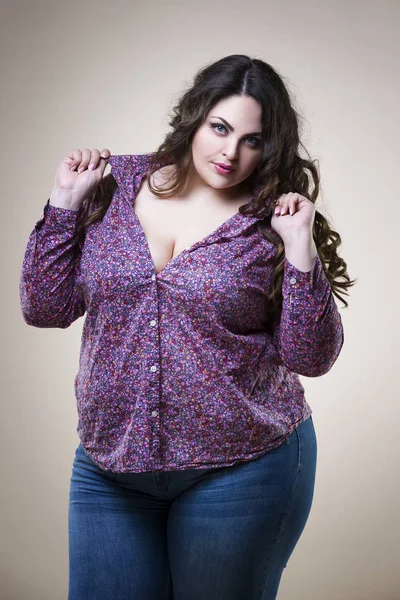 Модель plus size в повседневной одежде, толстая женщина на бежевом фоне студии, избыточный вес женского тела — стоковое фото