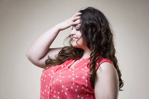 Happy plus size modelo de moda em roupas casuais, mulher gorda em fundo bege, corpo feminino com sobrepeso — Fotografia de Stock