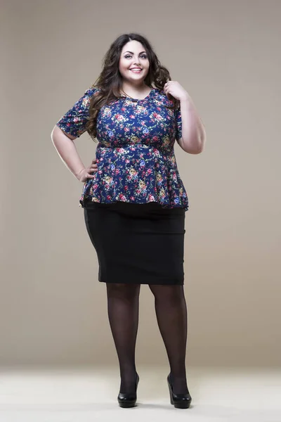 Happy plus size fashion model in casual clothes, fat woman on beige studio background, overweight female body — Stock Photo, Image