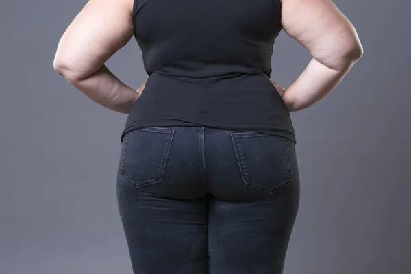 Nalgas gordas femeninas en jeans azules, primer plano corporal de mujer con sobrepeso — Foto de Stock