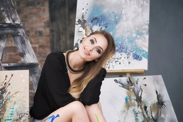 Junge Künstlerin malt abstraktes Bild im Atelier, schöne sexy Frauenporträt — Stockfoto