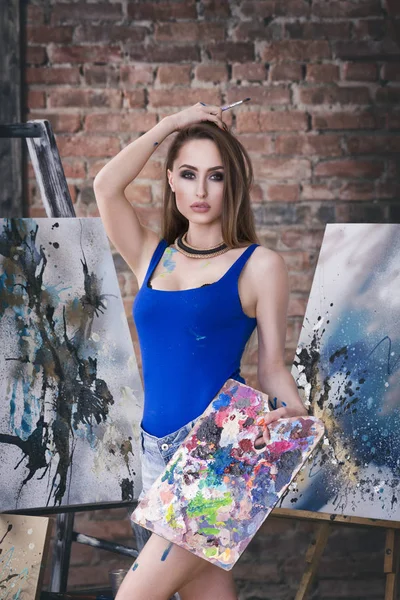 Joven artista femenina pintura abstracta en el estudio, hermoso retrato de mujer sexy — Foto de Stock