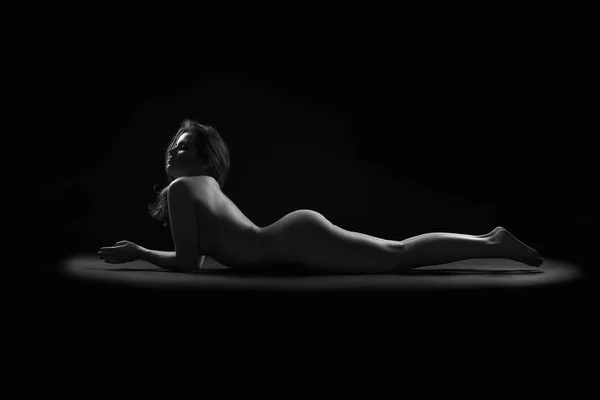 Arte nua, corpo nu perfeito, mulher sexy no fundo escuro — Fotografia de Stock