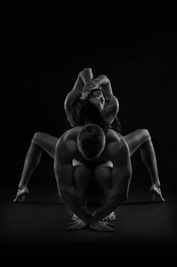 Çıplak seksi çift, çıplak erkek ve kadın siyah arka plan üzerine