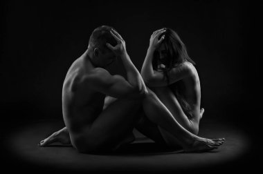 Çıplak seksi çift, çıplak erkek ve kadın siyah arka plan üzerine