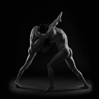 Çıplak seksi çift, çıplak erkek ve kadın siyah arka plan üzerine