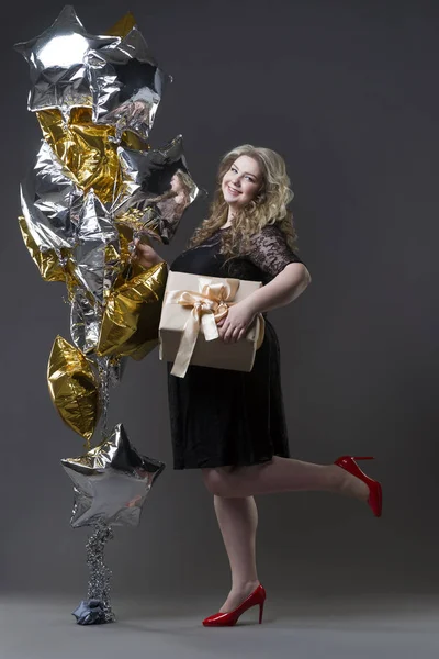 Artı hediye kutusu ve balonlar gri arka plan üzerinde siyah dres kadında boyutu — Stok fotoğraf