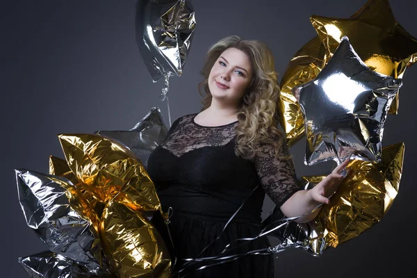 Plus Size Frau in schwarzem Dres mit Luftballons auf grauem Hintergrund — Stockfoto