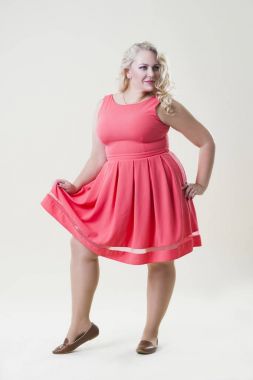 Boyutu moda model, bej renkli arka plan, kilolu kadın bedeni üzerinde kadın şişko