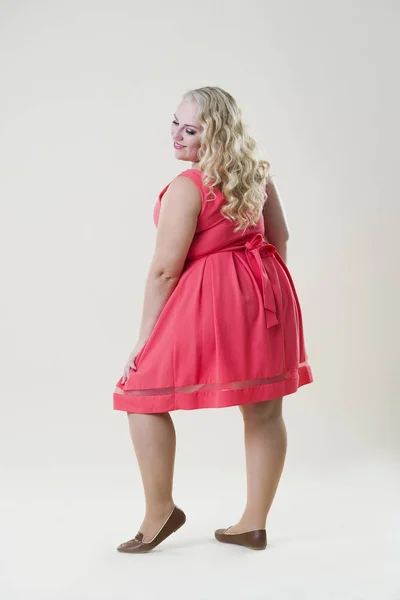 Plus size fashion model, dicke Frau auf beigem Hintergrund, übergewichtiger weiblicher Körper — Stockfoto