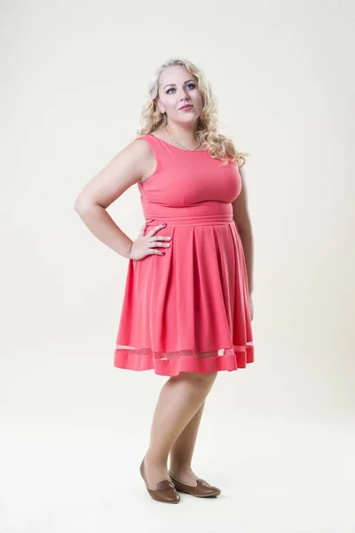 Plus size mode modell, fet kvinna på beige bakgrund, överviktiga kvinnliga kroppen — Stockfoto
