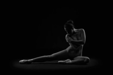 Sanat nude, mükemmel çıplak vücut, koyu arka plan, siyah ve beyaz stüdyo vuruşta seksi kadın