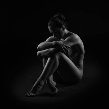 Sanat nude, mükemmel çıplak vücut, koyu arka plan, siyah ve beyaz stüdyo vuruşta seksi kadın