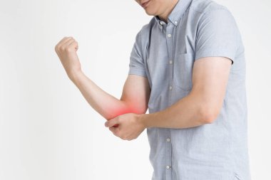 Dirsek, gri arka plan üzerinde kırmızı nokta ile eklem iltihabı ağrısı