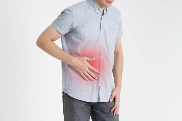 Hombre con dolor abdominal, dolor de estómago sobre fondo gris — Foto de Stock