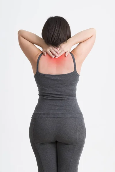 Dolor de cuello, mujer con dolor de espalda sobre fondo gris —  Fotos de Stock